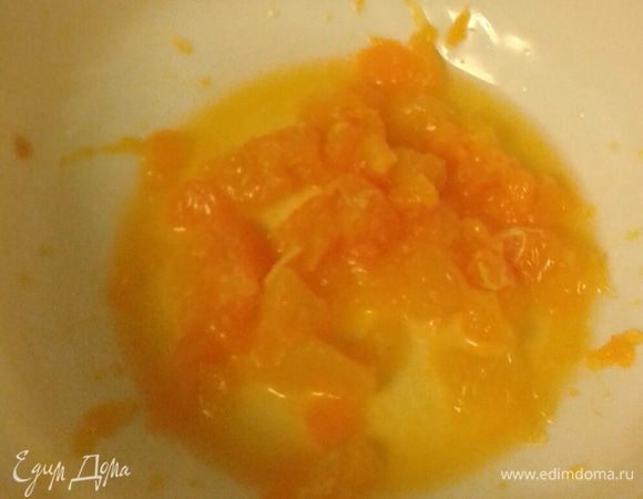 Для бисквита: желтки отделить от белков. Желтки взбить с сахаром. Далее добавить сливочное масло комнатной температуры, продолжить взбивать миксером. Мандарин очистить от кожуры и пленок, добавить в тесто.