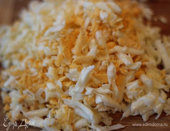 Яйца отварить, натереть на крупной терке.