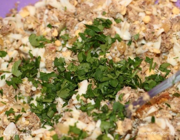 Смешать сайру, яйца, лук, рубленую зелень и измельченный чеснок, посолить, поперчить, заправить майонезом. 