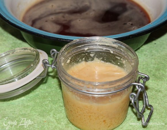 Смешиваем кофе, сахар и мед (в баночке кристаллизовавшийся инвертный сироп)