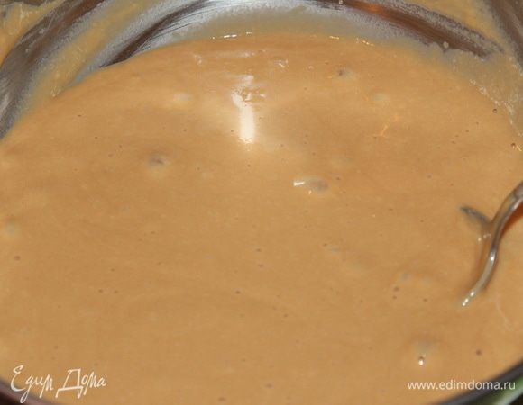 Просеянную муку смешиваем с разрыхлителем. Постепенно добавляем кофе, хорошо перемешивая массу. Тесто получится как густая сметана.