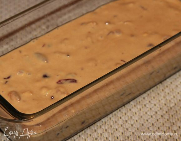 Форму смазать растительным маслом. Выложить тесто и разровнять.