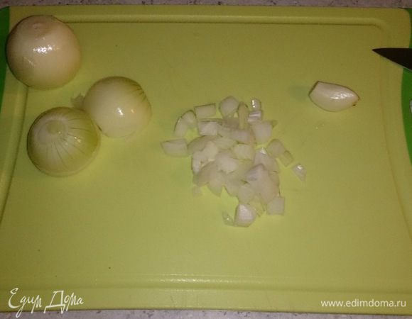Лук и чеснок порезать кубиками.