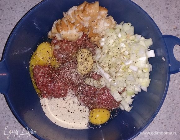 Булочку хорошо отжать и смешать с фаршем, луком и чесноком, яйцами, горчицей и панировочными сухарями. Посолить, поперчить.