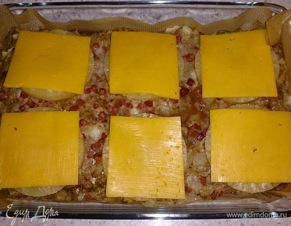 За 20 минут до окончания запекания выложить кружочки ананаса и сыра.