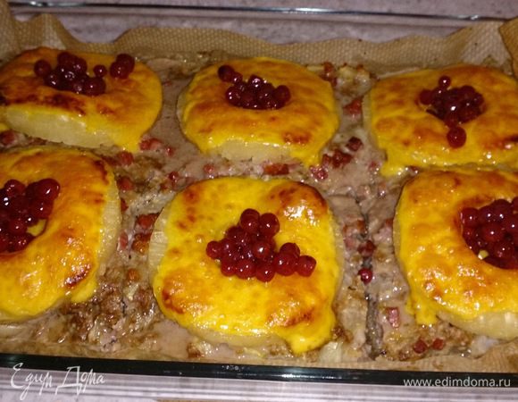 Перед подачей выложить в образовавшиеся ямочки бруснику (у меня консервированная).