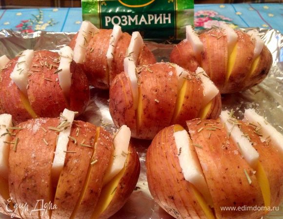 Картошку вымыли, вытерли насухо бумажным полотенцем, порезали, не доводя нож до конца, иными словами, надрезали. В каждую картошку вставили по 3 кусочка сала (в большую - 4 кусочка), посыпали солью и розмарином