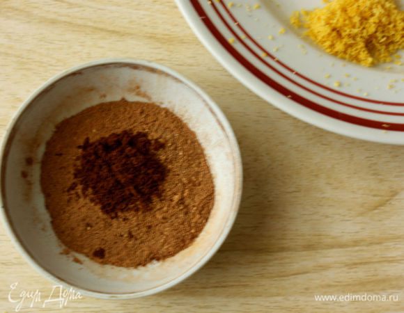 Приготовьте специи и натрите цедру на мелкой тёрке.
