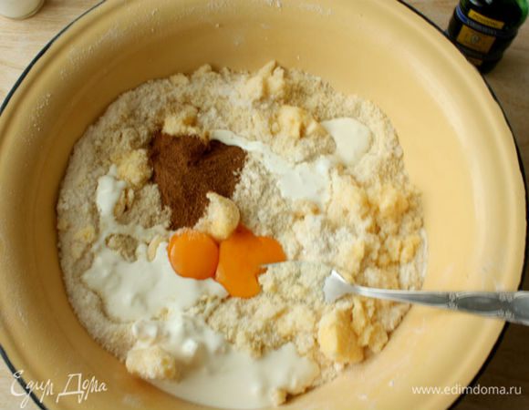 Просеянную муку смешать с кусочками масла и порубить ножом. Добавить остальные ингредиенты, перемешать и быстро замесить тесто. Возможно, лучше было бы сначала смешать все сухие ингредиенты.