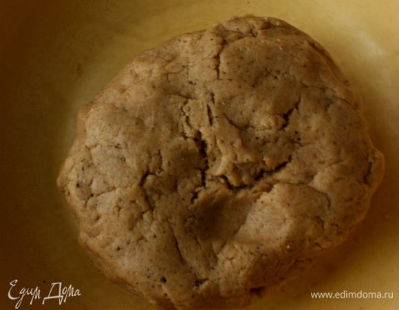 Собрать тесто в шар, обернуть пищевой плёнкой и убрать в холодильник на 1 час.