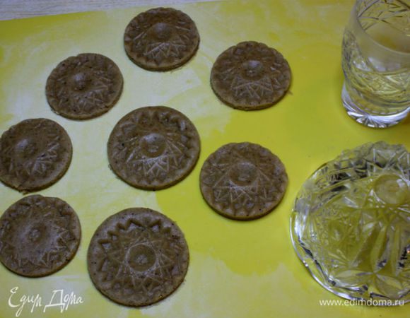 Тесто раскатать до 3 мм толщиной на присыпанной мукой поверхности, сделать оттиски подходящими по размеру донышками стаканов, розеток или креманок, затем тонким стаканом вырезать круглое печенье.