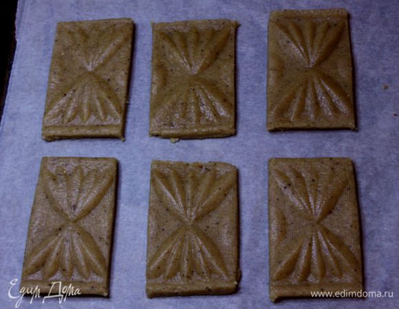 Теперь можно ножом обрезать лишнее и перенести печенье на противень с пекарской бумагой.