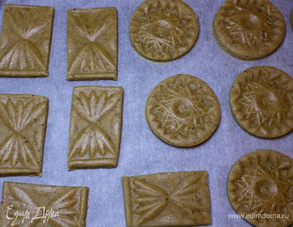Количество будет зависеть от размера ваших "печатей". Остатки теста собрать, заново раскатать и вырезать печенье. Если тесто стало слишком мягким и липким, охладите его ещё раз.
Перед выпечкой можно смазать смесью из 1 яичного желтка и 2 ст.л. молока, но это необязательно.
Выпекать в разогретой до 180*С духовке примерно 10 мин. Печенье быстро темнеет, поэтому от духовки не отходите! 
Остудить на решётке.