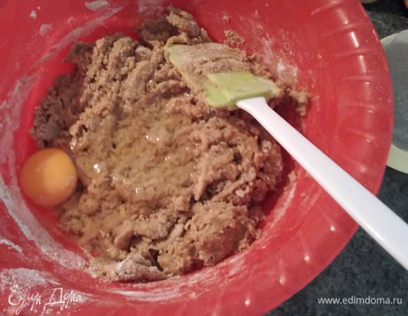 Постепенно добавить яйца по одному. Перемешать. 