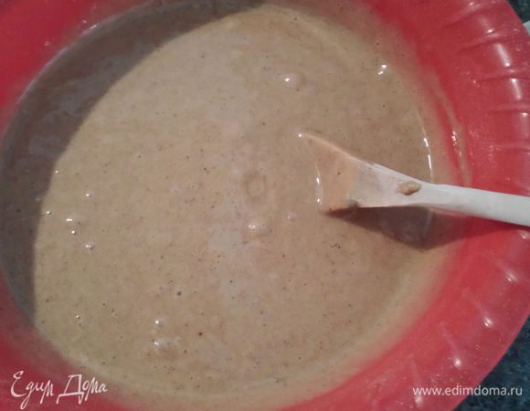 Добавить теплое молоко и перемешать до однородной массы.