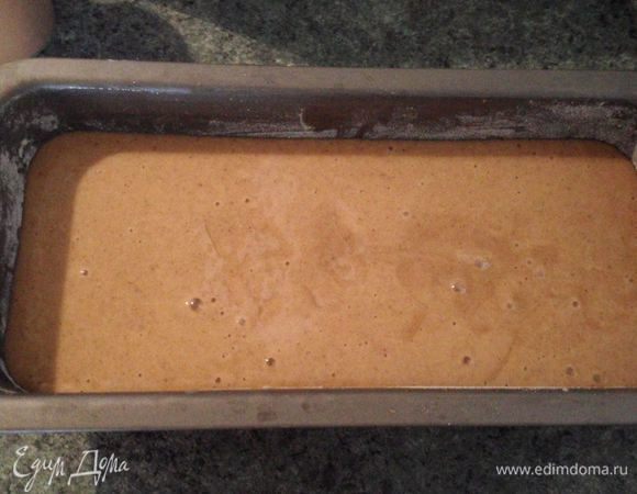 Вылить тесто в форму и выпекать примерно 50 - 60 минут до готовности.