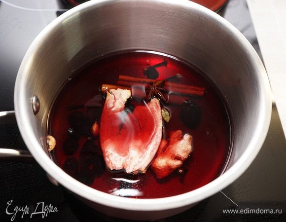 Приготовим глинтвейн. Специи (у меня были 2 палочки корицы, апельсиновая корочка, изюм, корень имбиря, 5 гвоздичек, звездочка кардамона) залить вином, в сотейнике довести до кипения, но не кипятить! Дать настояться 10 минут.