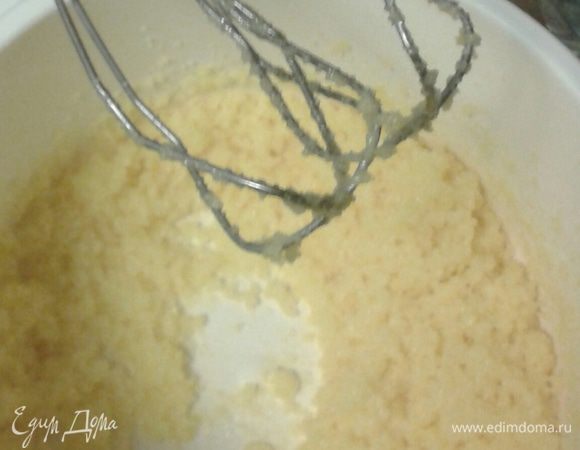 Муку просеять с разрыхлителем, творог протереть через сито. 