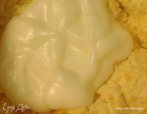 Белки взбить отдельно и потихоньку ввести в тесто. Духовку разогреть до 180 градусов. Форму (диаметр 22 см) смазать маслом, выложить тесто и выпекать 45 минут. Готовность проверить деревянной шпажкой.
