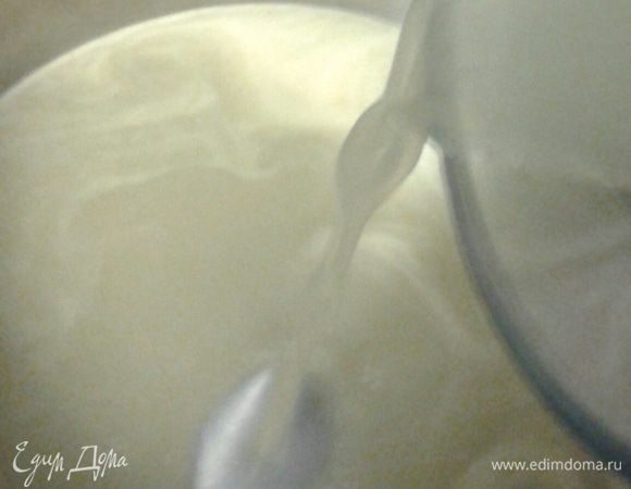 Пока бисквит печется, приготовим желейный слой. Желатин замочить 100 мл холодной воды для набухания. Апельсиновый сок смешать с сахаром. 