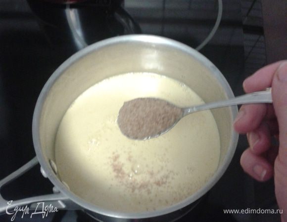 Прогреть до полного растворения сахара, затем добавить желатин (смесь должна быть горячей), но не доводить до кипения. Способ приготовления вашего желатина читайте на упаковке. Далее оставим желе остывать при комнатной температуре. 