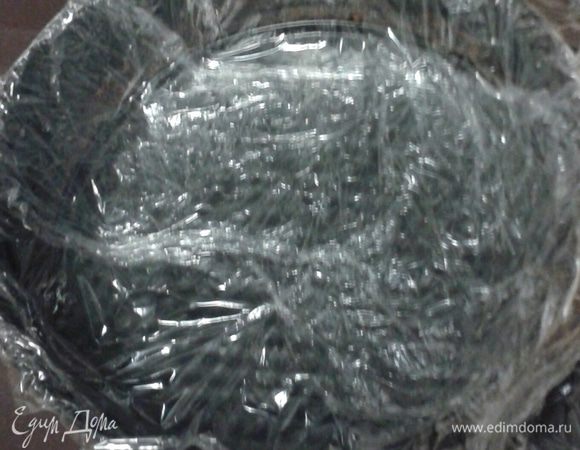 Для крема: творог взбить со сметаной, добавить сахарную пудру и ваниль.
Готовый бисквит разрезать на две части, пропитать ликером.
Форму для торта выстелить пищевой пленкой.