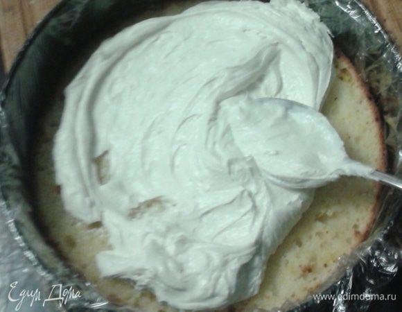 Первый слой уложить бисквит, затем - творожный крем, 