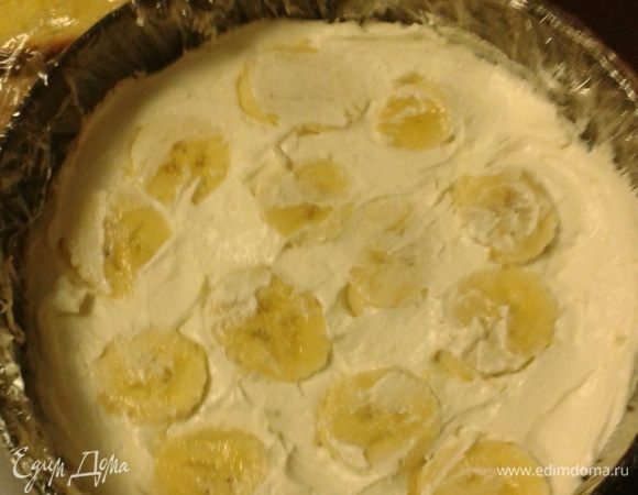 Сверху крема положить порезанный банан.