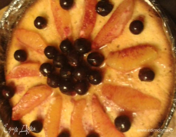 Дальше вторая часть бисквита. 
Сверху выложить фрукты. Но не все!