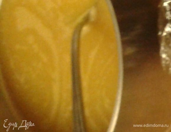 Немного желе отлить в миску. Остальное аккуратно вылить поверх фруктов.  Торт поставить в холодильник до полного застывания желе часа на четыре, а лучше на ночь.