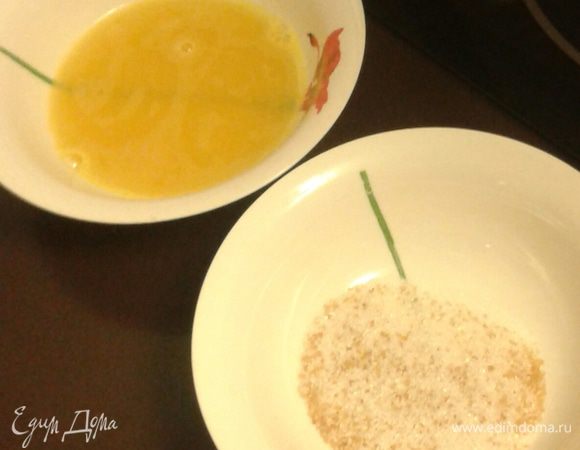 Сверху торт можно украсить засахаренными фруктами. В одну миску перелить желатиновую смесь, в другую насыпать коричневый сахар. Опустить каждую дольку сначала в миску с желатином, затем в сахар. Выложить на салфетки. 