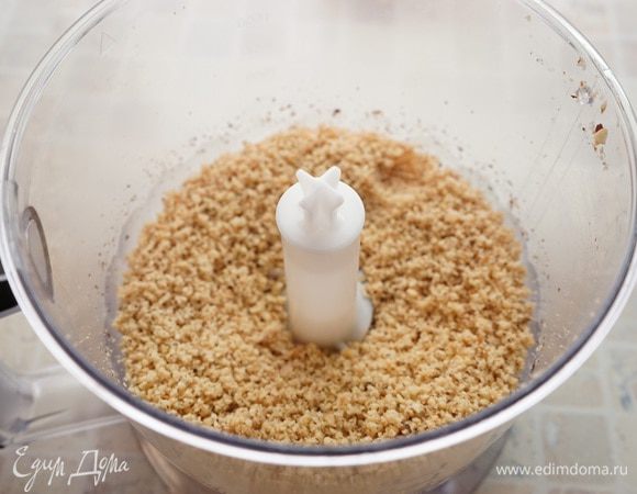 Тесто: Измельчить в блендере фундук в мелкую крошку.