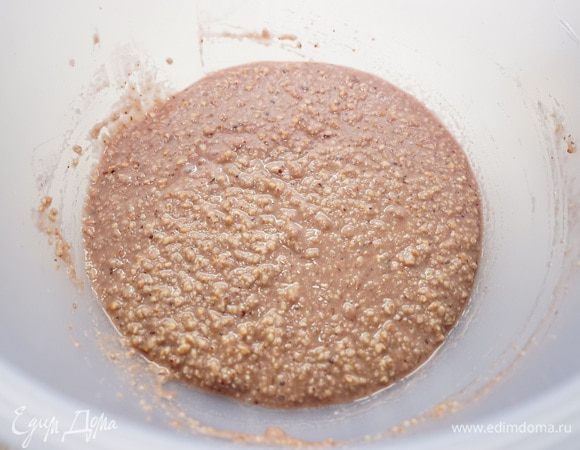 Искрошить марципановую массу, смешать с глинтвейном, добавить фундук и перемешивать до тех пор, пока орехи не вберут в себя жидкость.