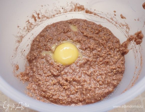 Желтки отделить от белков и добавить по одному в ореховую массу, каждый раз хорошо вымешивая. Белки пока убрать в холодильник.