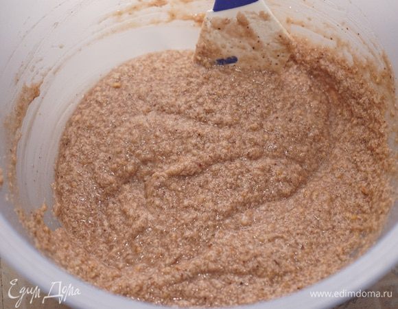 добавить в ореховую массу. Всё хорошо перемешать.
