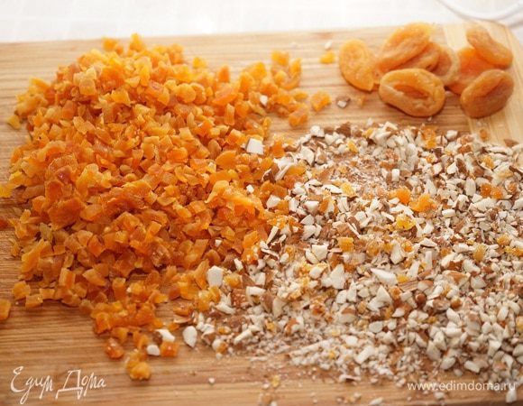 Сухофрукты (у меня курага, а можно взять и чернослив, и инжир) мелко порезать (несколько отложить для украшения), миндаль порубить ножом.