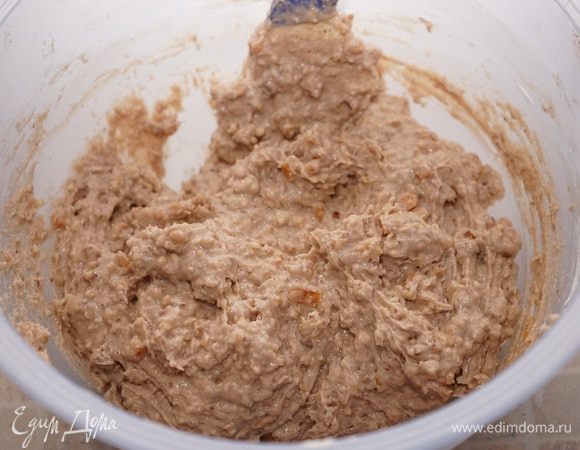 В миску просеять муку, смешать с 1 чайной ложкой с горкой разрыхлителя, миндалём, нарезанными сухофруктами. Присыпать мукой курагу и орехи, чтобы они равномерно потом распределились в тесте. Соединить с ореховой массой. Вымесить тесто.