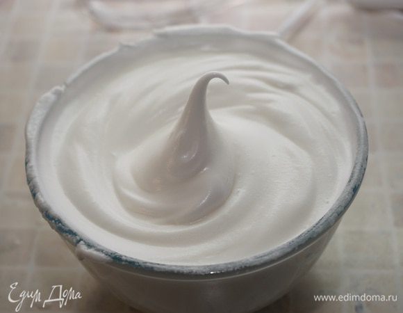 Включить разогреваться духовку до 175 градусов. Взбить яичные белки, для этого в начале взбивания добавим щепотку соли, чтобы белки потом не осели. Когда белки хорошо вспенятся, постепенно по столовой ложке добавлять сахар, каждый раз хорошо взбивая. Взбиваем до мягких пиков. На это уйдет около 10 минут.
