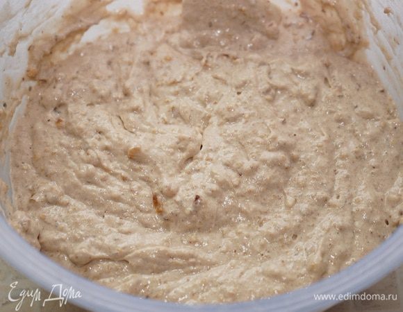 Соединить их с тестом за несколько приёмов. Тесто довольно густое и соединить его с белками трудновато, поэтому мы "жертвуем" несколькими столовыми ложками белка: добавляем в тесто 3 ст. ложки белков и размешиваем - тесто становится более жидкое, так нам будет легче вводить остальные белки. Теперь аккуратно движениями лопаткой снизу-вверх добавляем остальные белки.