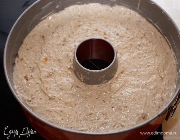 Форму для кекса смазать сливочным маслом (если форма силиконовая, то смазывать не надо), выложить тесто, разровнять лопаткой и поставить выпекать на средней уровень духовки на 50-60 минут при температуре 175 градусов до пробы на сухую палочку.