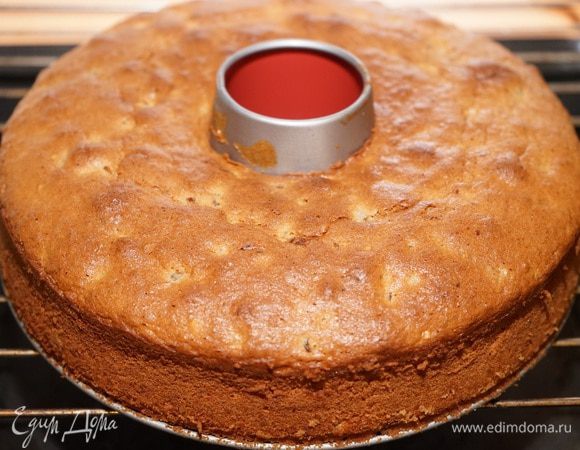 Кекс в форме выложить на решетку, дать немного остыть, потом освободить от формы и остудить на решетке.