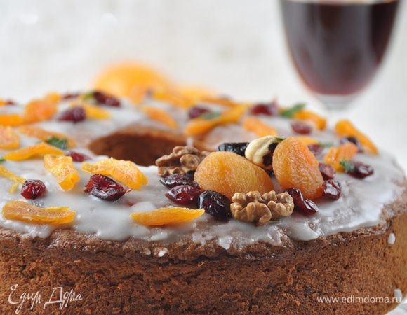 Полностью остывший кекс смазать глазурью и сразу же, пока она не застыла, украсить отложенными орехами и сухофруктами. Угощайтесь!