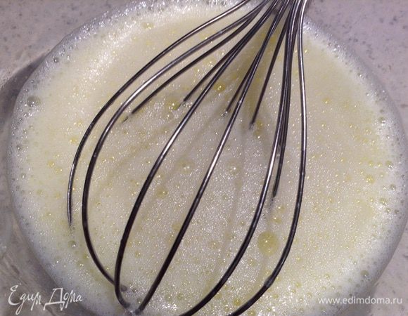 Смешать 200 мл воды, яйцо, 1ст. л. уксуса и 1 ст. л. оливкового масла.