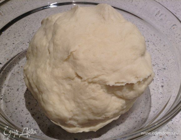 Добавить муку, замесить тесто.