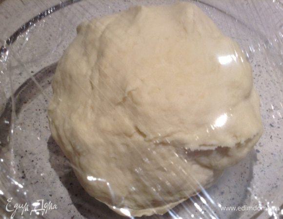 Тесто накрыть пленкой и оставить на 1 час.
