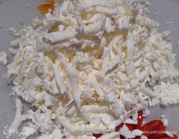 Брынзу натереть на терке или размять вилкой.