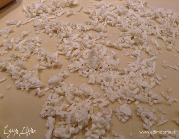 Тесто тонко раскатать, выложить на него брынзу.