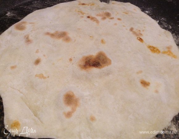 Каждую часть раскатать и выпекать на сухой сковороде.