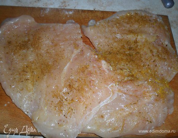 Филе  слегка отбить, посолить, посыпать карри.