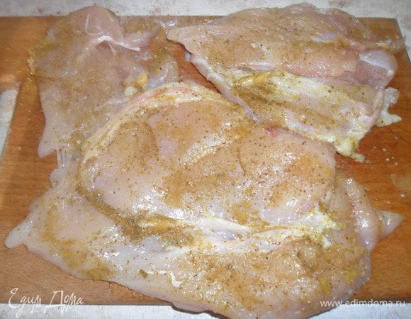 С обратной стороны тоже посолить и посыпать карри.